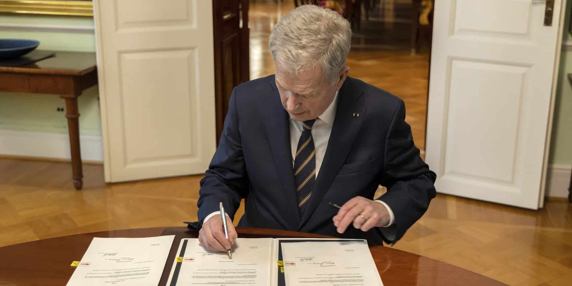 Ο πρόεδρος της Φινλανδίας, Σαουλί Νιίστο, υπογράφει τη νομοθεσία ένταξης στο ΝΑΤΟ / Φωτογραφία: ΑΠΕ