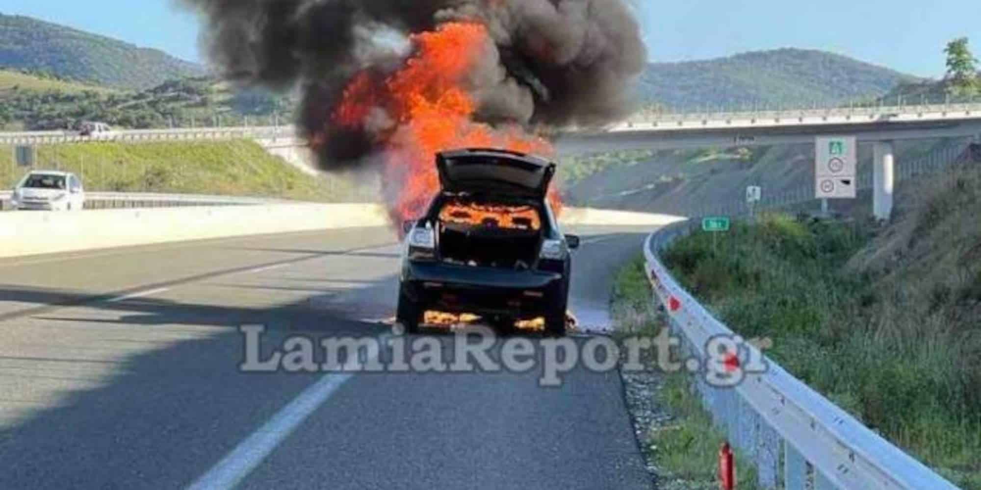 Στις φλόγες αυτοκίνητο στο οποίο επέβαιναν τρεις Δήμαρχοι στη Λαμία / Φωτογραφία: LamiaReport