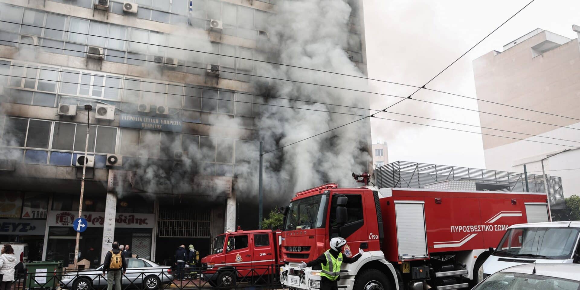 Φωτιά κατάστημα με χρώματα στον Πειραιά