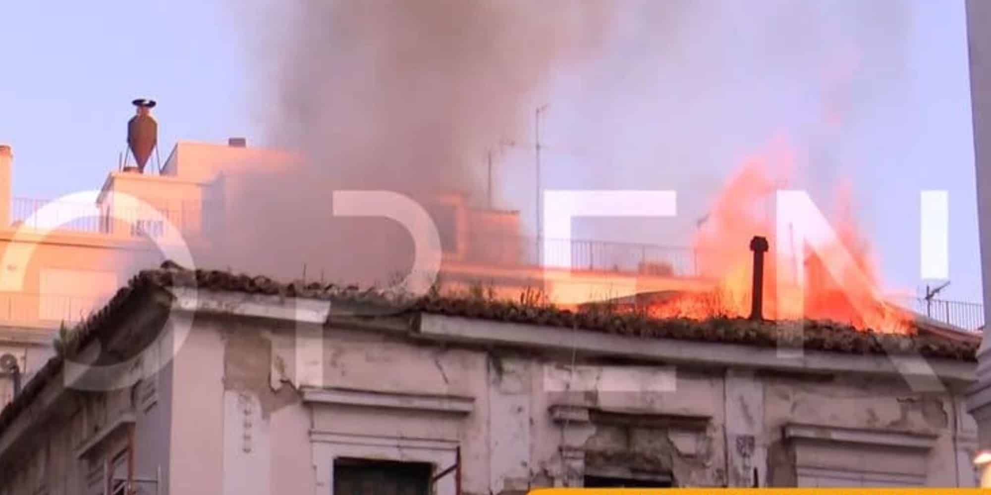Εικόνα από τη φωτιά στο κτίριο