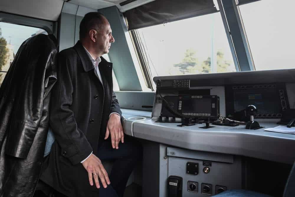 Ο υπηρεσιακός υπουργός Μεταφορών Γιώργος Γεραπετρίτης στον πρώτο συρμό το πρωί της Δευτέρας 03 Απριλίου