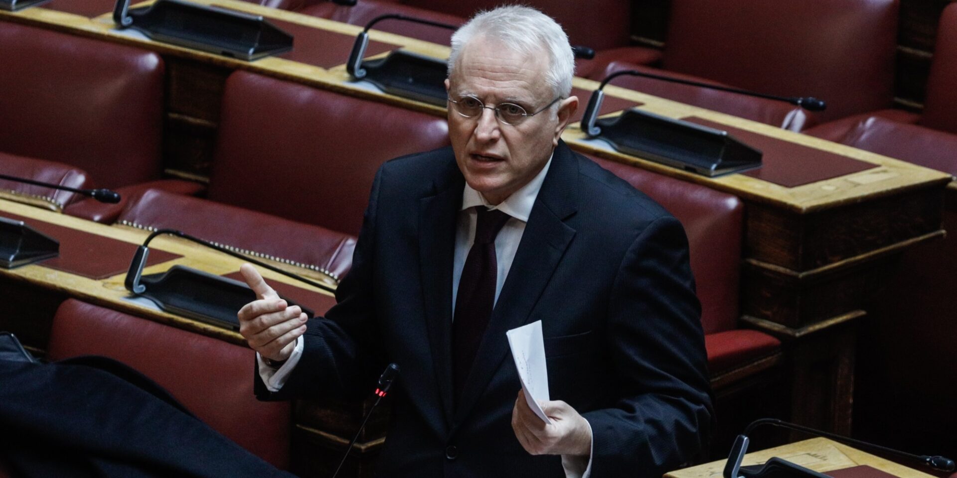 Ο βουλευτής ΣΥΡΙΖΑ, Γιάννης Ραγκούσης στα έδρανα της Βουλής