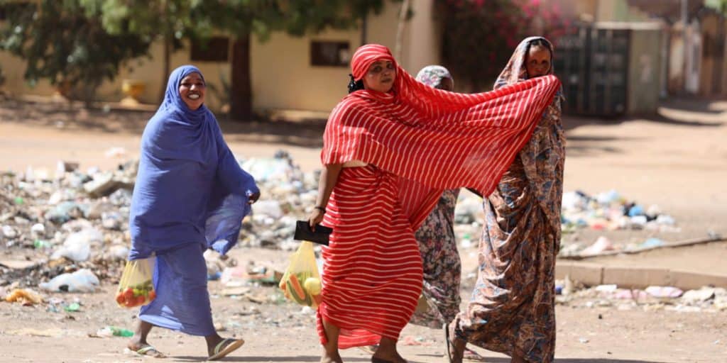 gynaikes dromous khartum soudan - Καραβάνια προσφύγων και από το Σουδάν: Ως και 20.000 γυναίκες και παιδιά έχουν εγκαταλείψει τη χώρα - Μαίνονται οι εχθροπραξίες στο Χαρτούμ