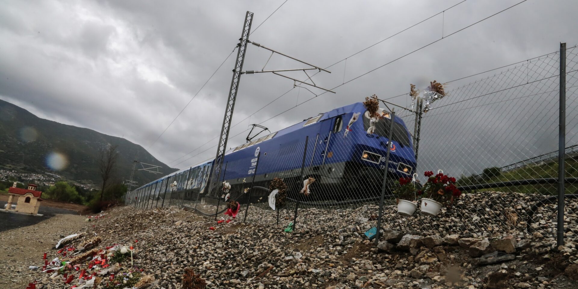 Η αμαξοστοιχία Intercity περνά από το σημείο της τραγωδίας στα Τέμπη