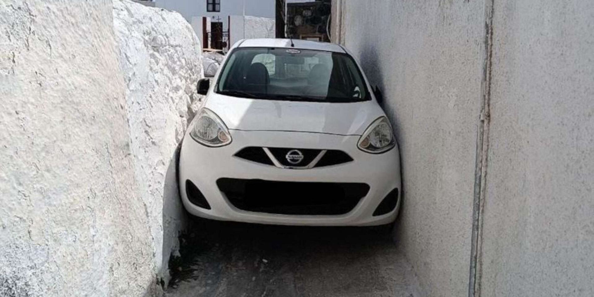 Αυτοκίνητο σφήνωσε σε στενό στη Σαντορίνη