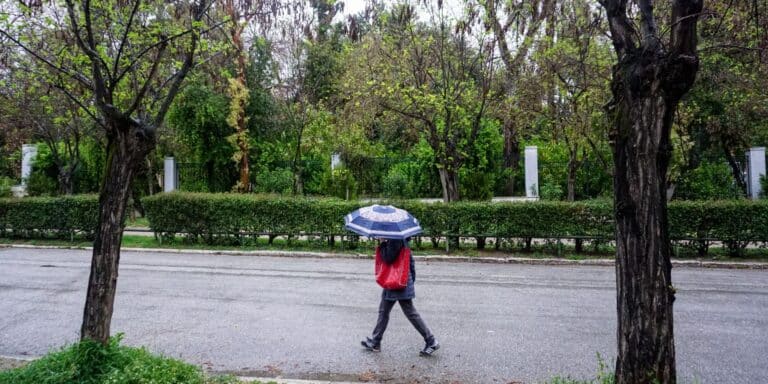 Καιρός σήμερα (4/2): Νεφώσεις με τοπικές βροχές και θερμοκρασία έως 18 βαθμούς – Πού θα χιονίσει