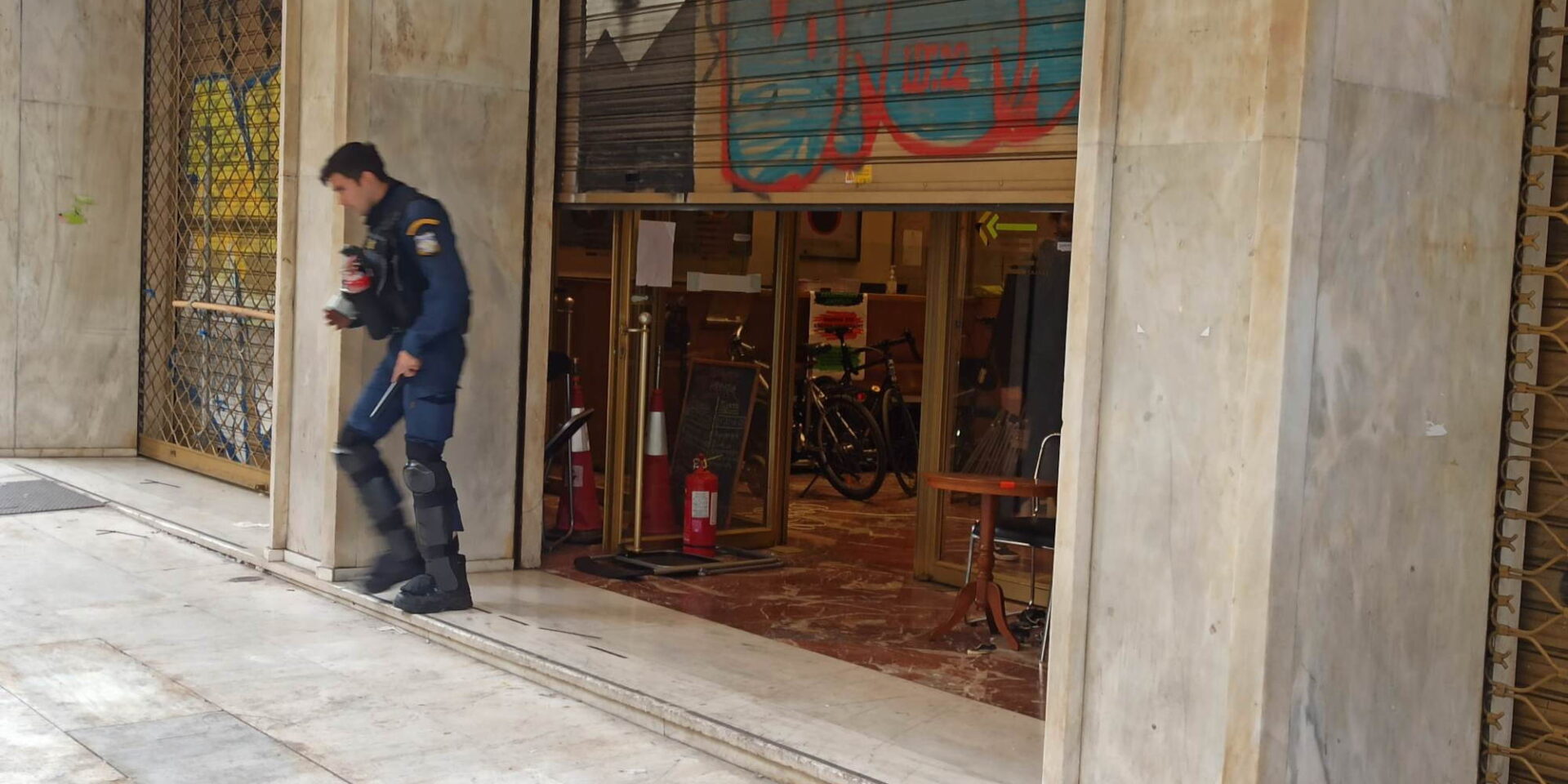Επιχείρηση της ΕΛΑΣ στο θέατρο «Ολύμπια» που ήταν υπό κατάληψη