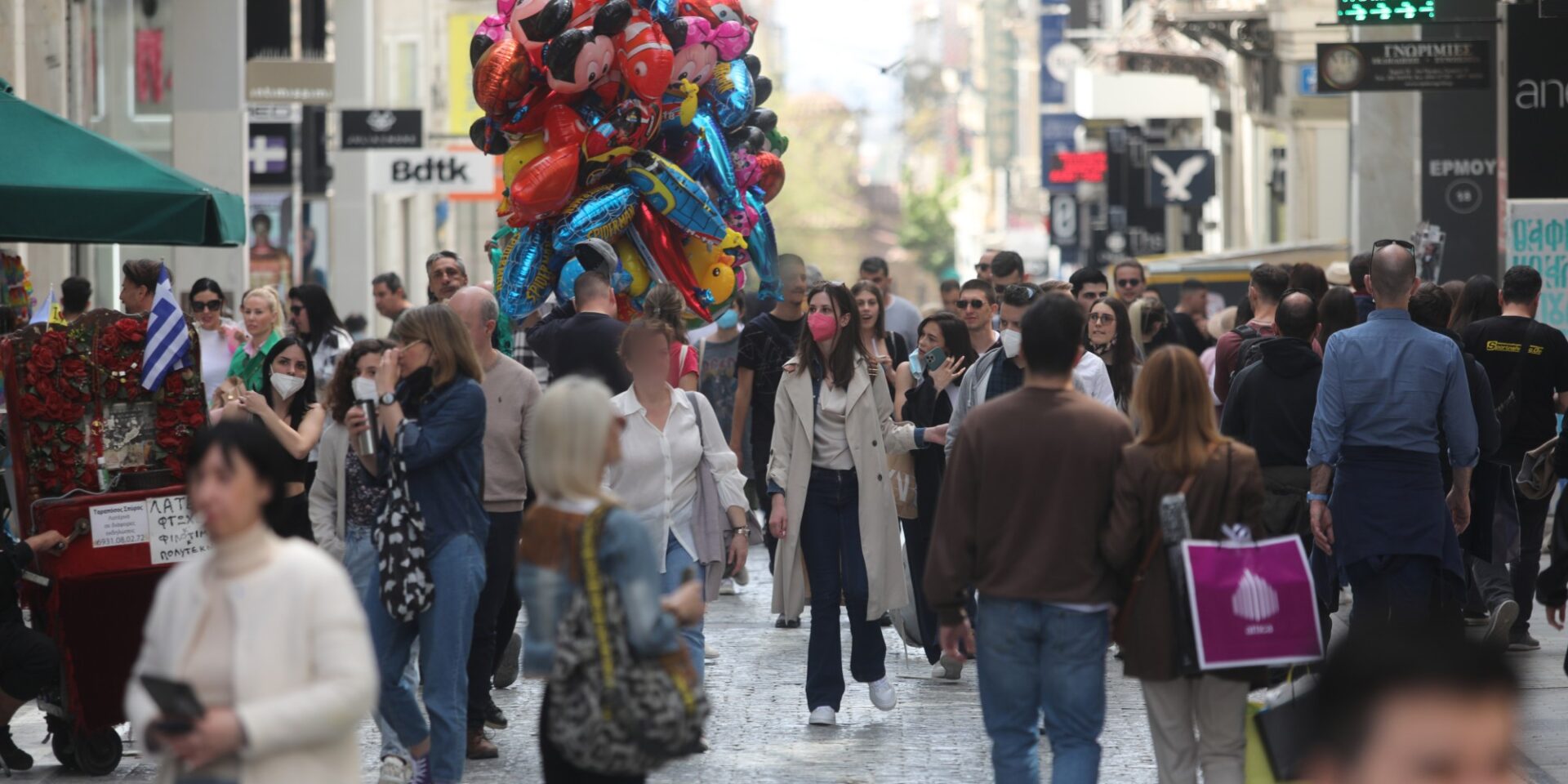 Κόσμος στην Ερμού για να κάνει τις αγορές του