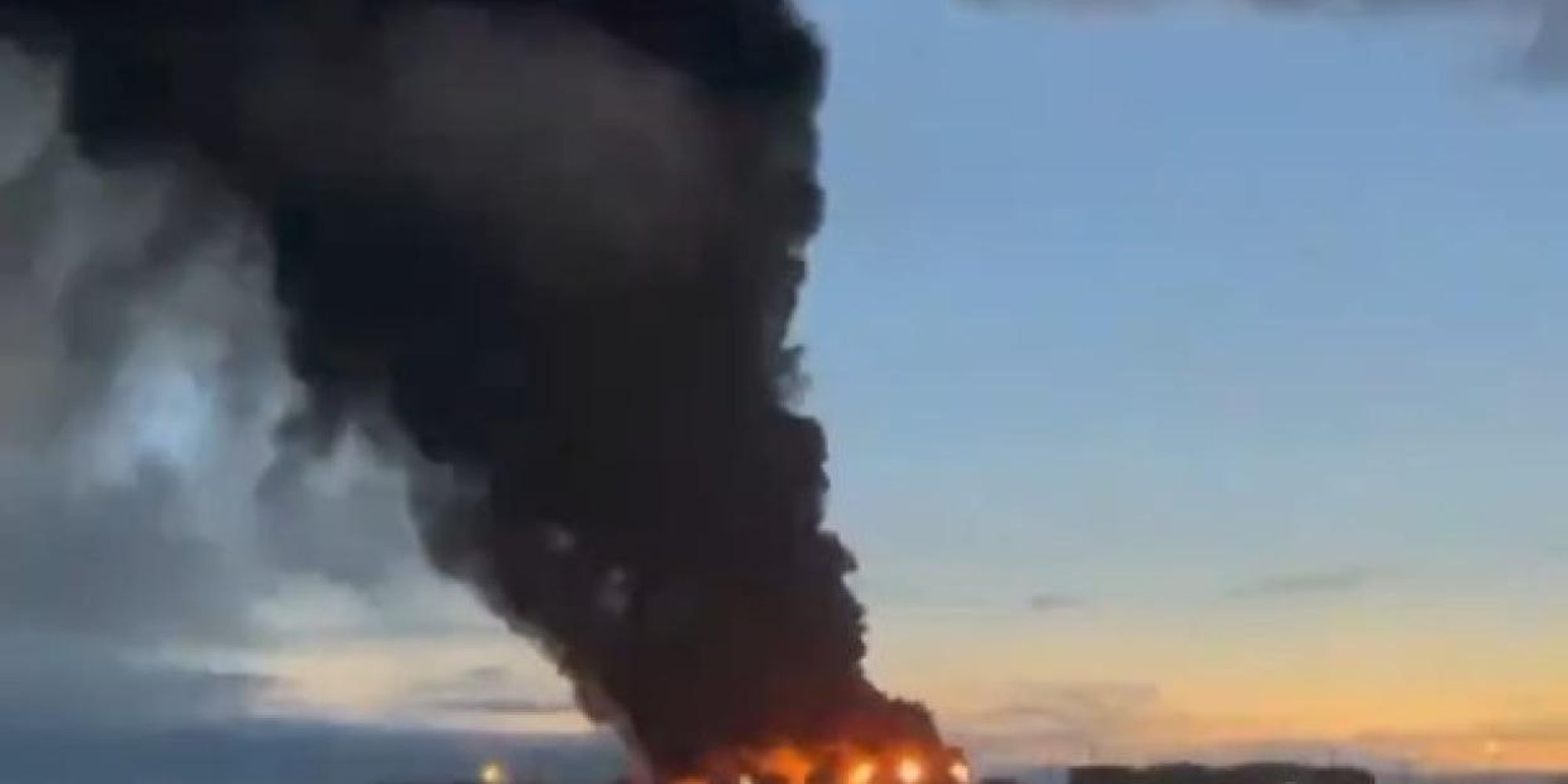 Στις φλόγες δεξαμενή καυσίμων στην Κριμαία