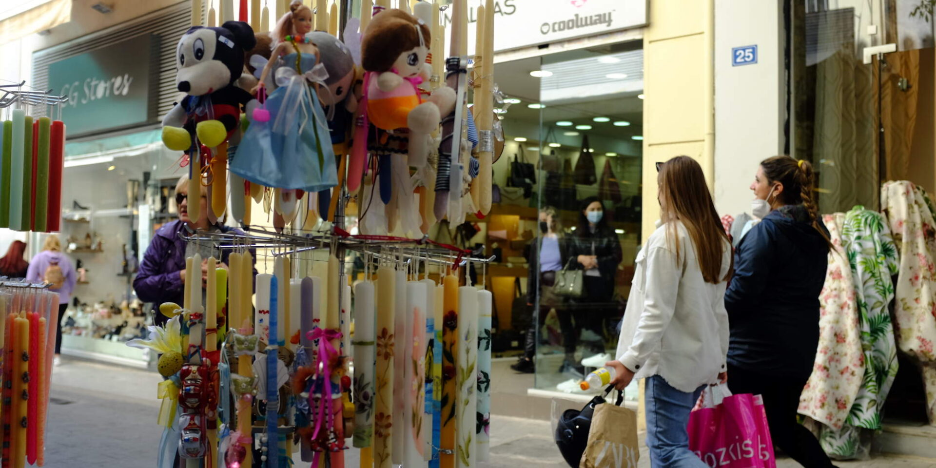 Καταστήματα με λαμπάδες εν όψει Πάσχα στο κέντρο της Αθήνας / Φωτογραφία: Eurokinissi