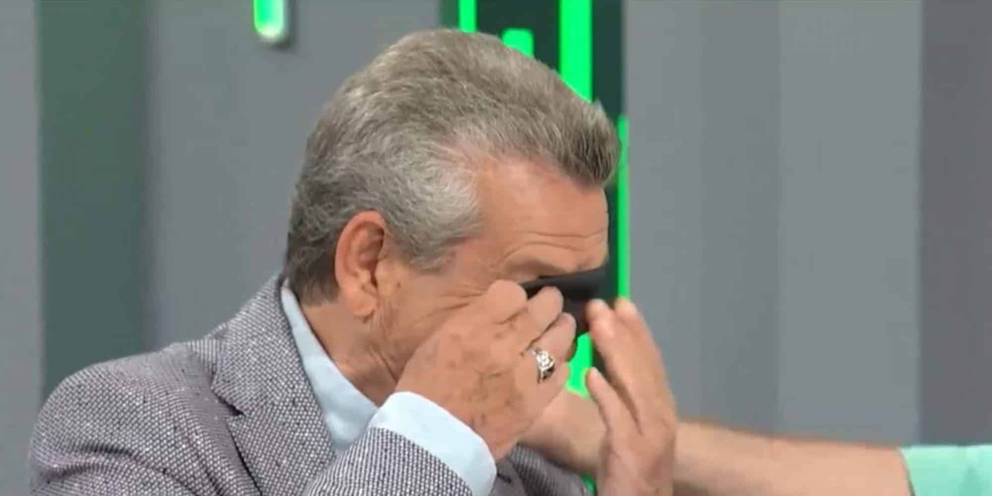 Ο Γιώργος Μαργαρίτης σκουπίζει τα δάκρυά του στην εκπομπή της ΕΡΤ
