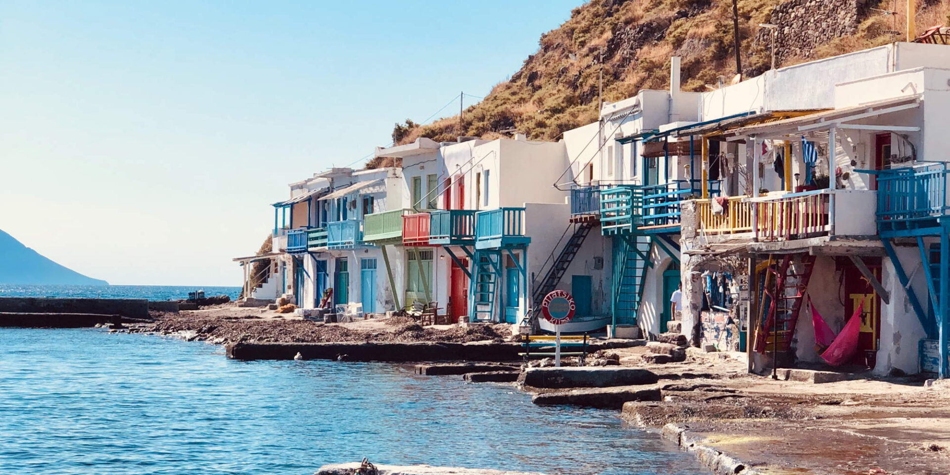 Τα ψαράδικα πάνω στη θάλασσα στην γραφική Μήλο