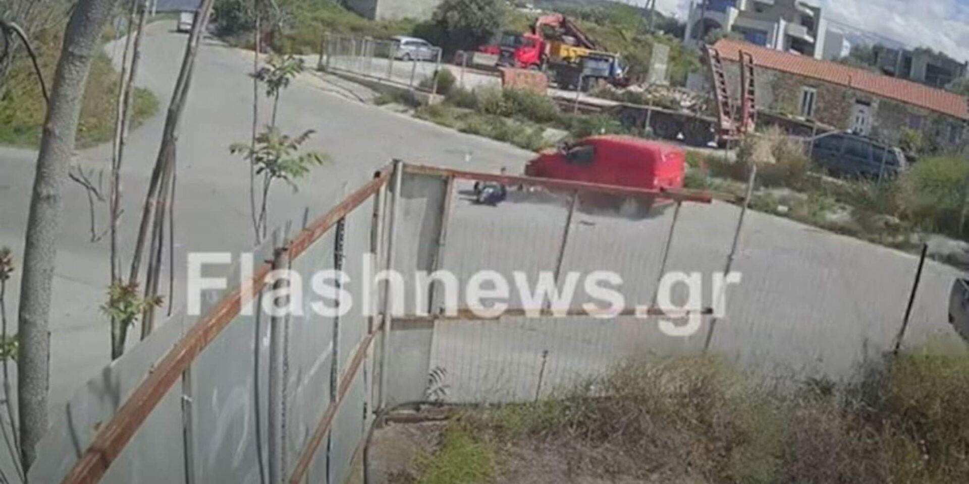 Η στιγμή που φορτηγάκι παρασέρνει ντελιβερά στα Χανιά / Φωτογραφία: Flashnews