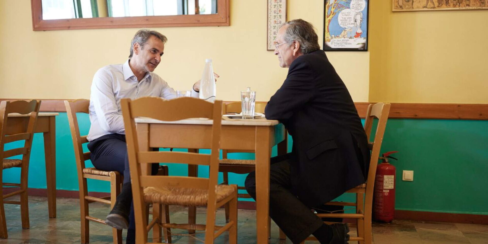 Αντώνης Σαμαράς και Κυριάκος Μητσοτάκης σε ουζερί στην Καλαμάτα / Φωτογραφία: Messinialive