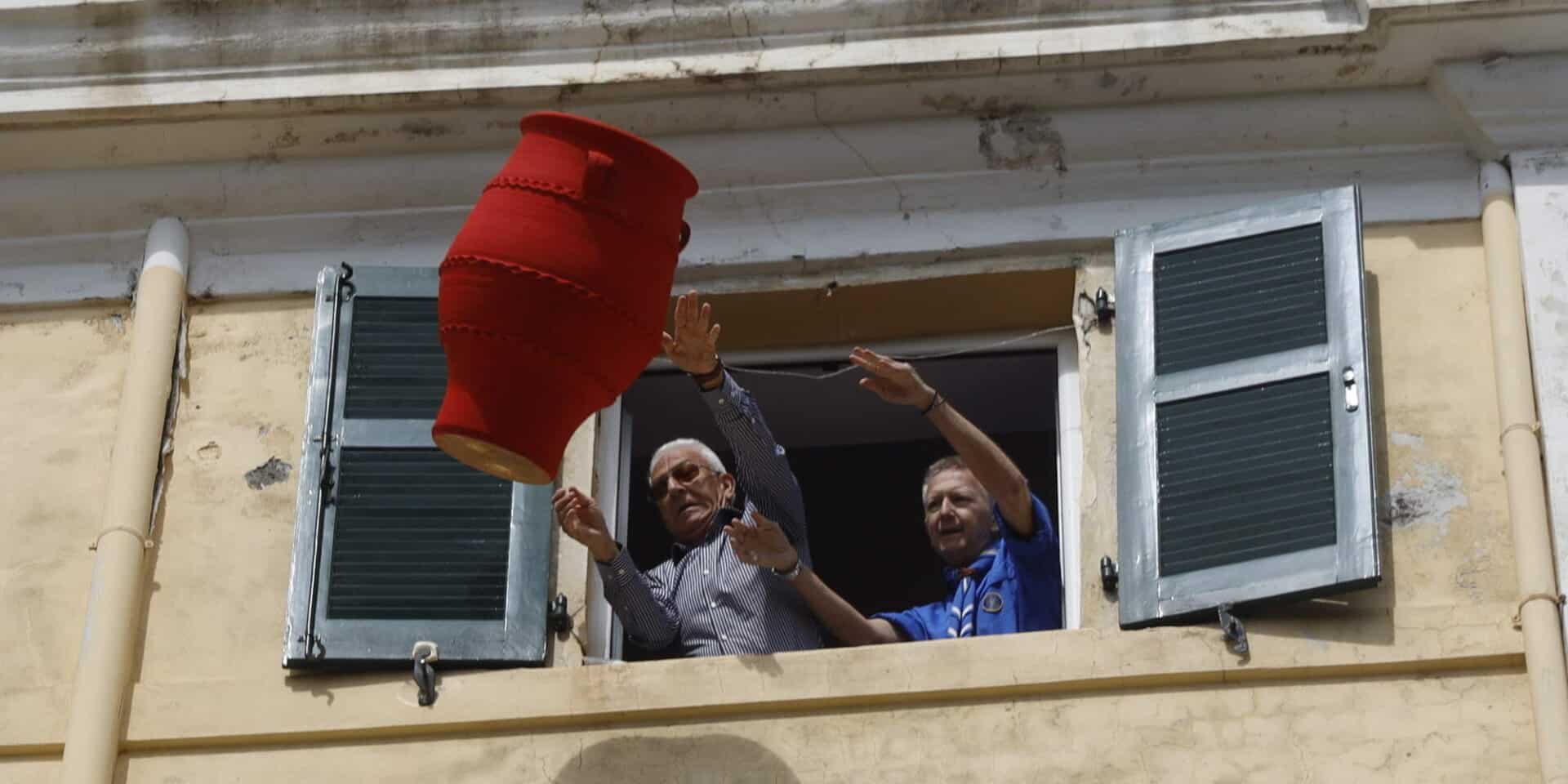 Οι Μπότηδες, το έθιμο με τα πελώρια κανάτια που σπάζουν στη Σπιανάδα της Κέρκυρας / Φωτογραφία: Eurokinissi