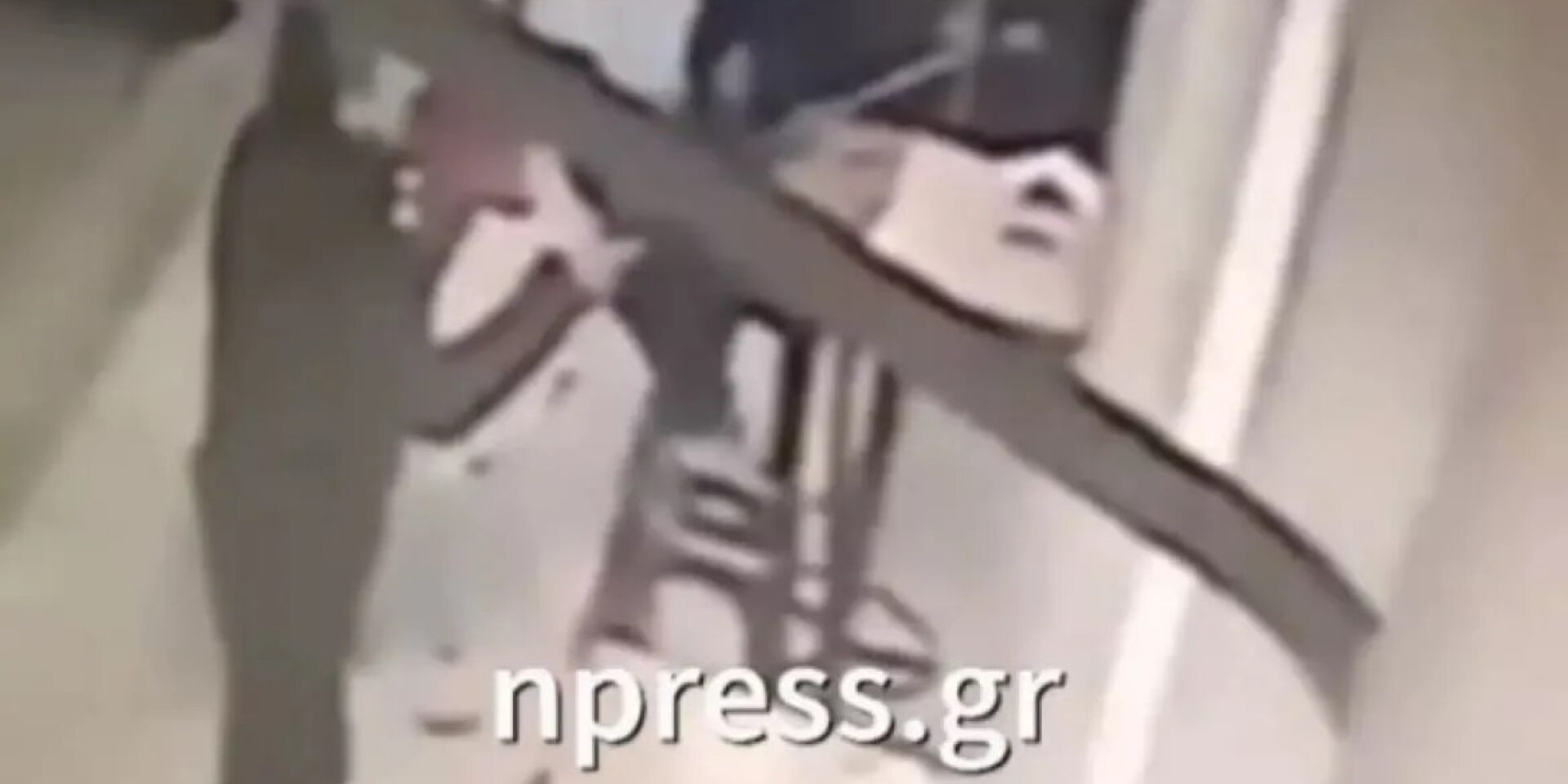 Βίντεο ντοκουμέντο από τη στιγμή που άνδρας πυροβολεί την οροφή ταβέρνας στη Ναύπακτο - Ναύπακτος