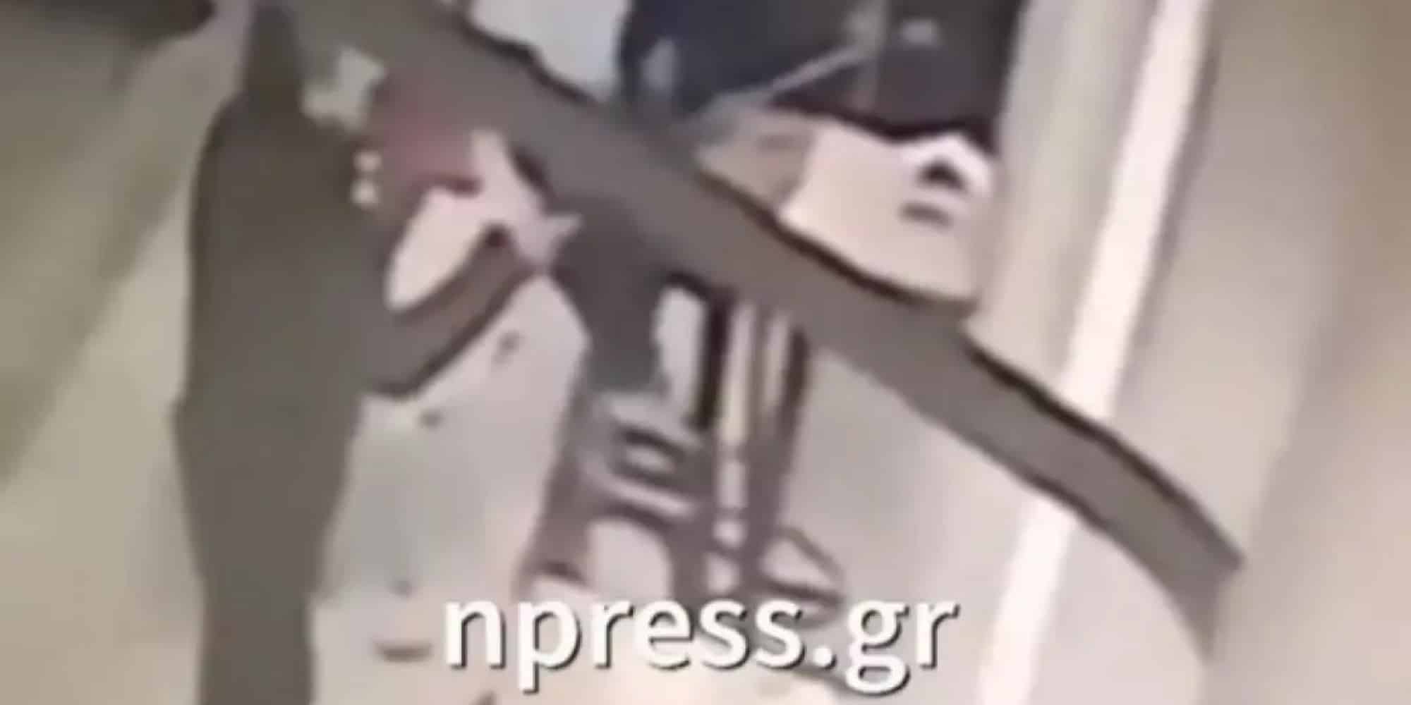 Βίντεο ντοκουμέντο από τη στιγμή που άνδρας πυροβολεί την οροφή ταβέρνας στη Ναύπακτο - Ναύπακτος