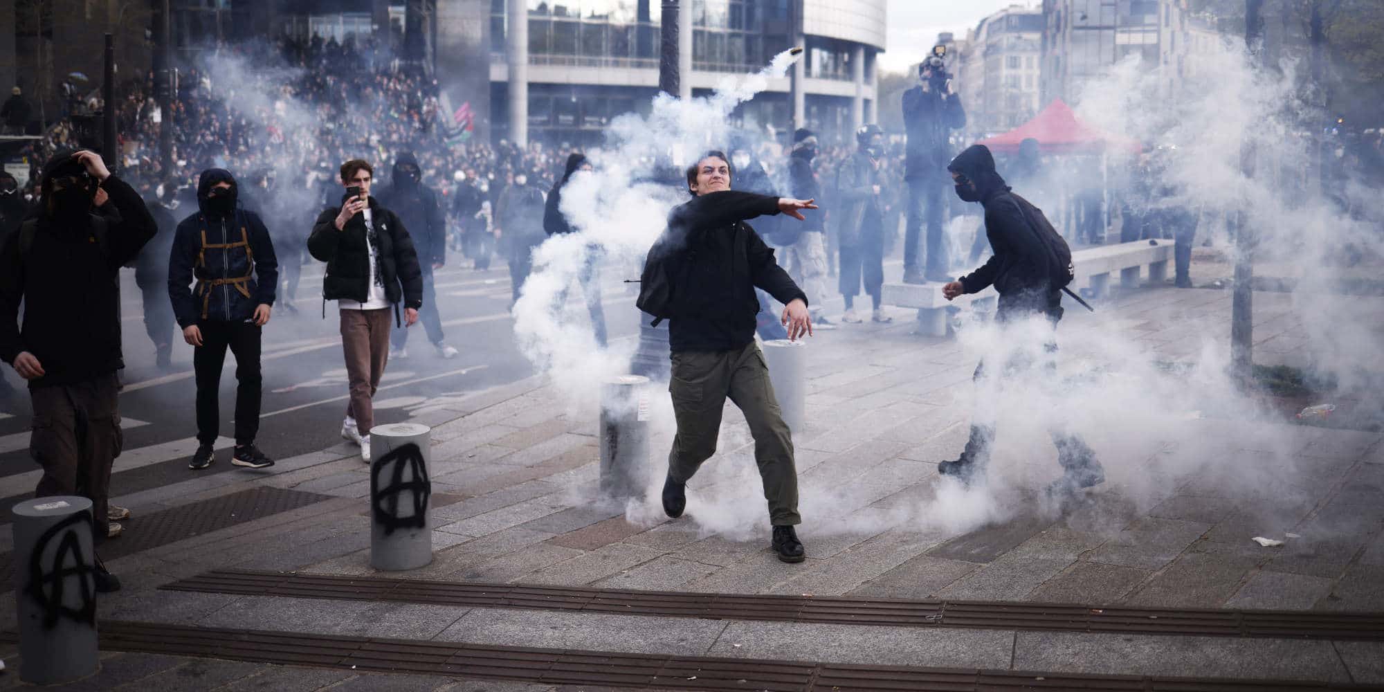 Διαδηλωτές για 12η ημέρα στους δρόμους στη Γαλλία ενάντια στη μεταρρύθμιση Μακρόν για τις συντάξεις