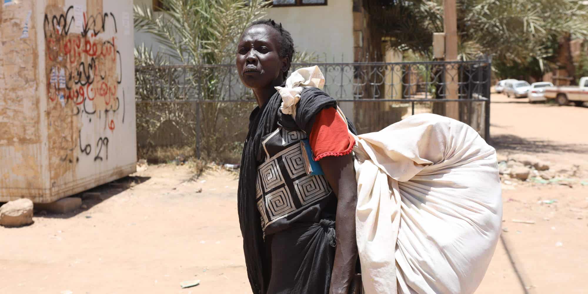 Γυναίκα από το Σουδάν προσπαθεί να διαφύγει από την εμπόλεμη ζώνη