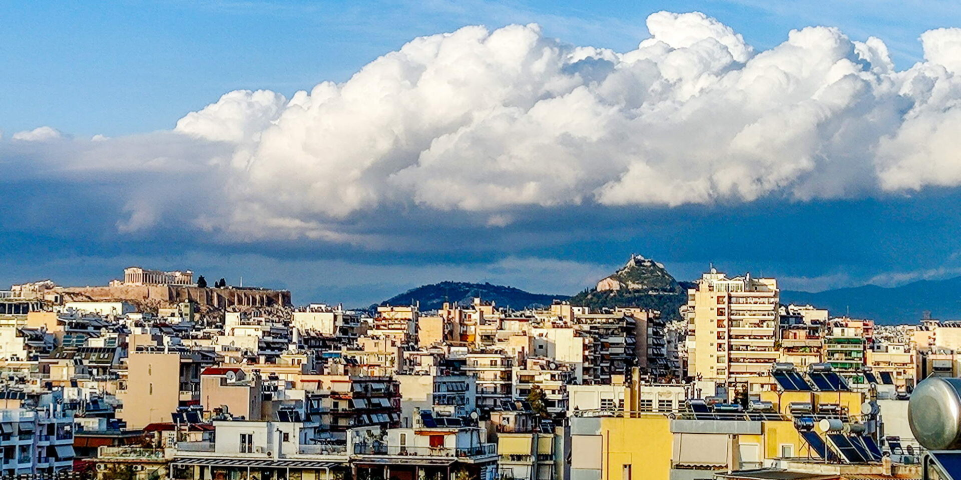 Πυκνά σύννεφα πάνω από την Αττική / Φωτογραφία: Eurokinissi