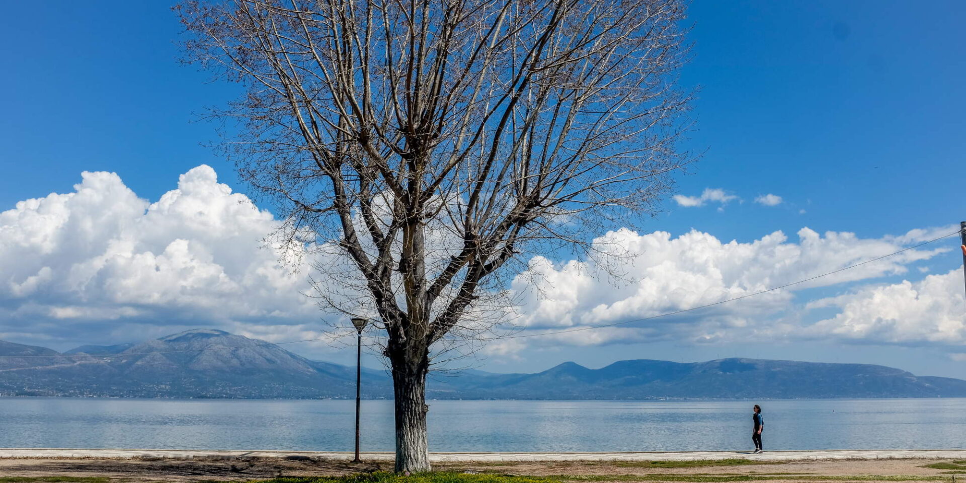 Σύννεφα στον ορίζοντα σε παραλία στον Ωρωπό / Φωτογραφία: Eurokinissi