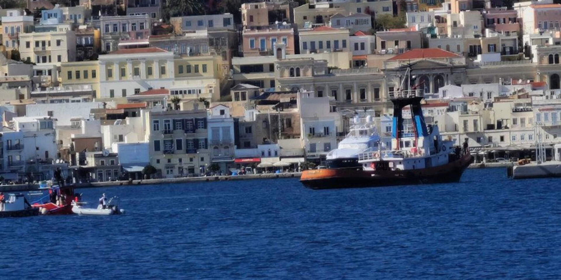 Έρευνες για τον εντοπισμό σορού μικρού παιδιού στο λιμάνι της Σύρου / Φωτογραφία: Cyclades24