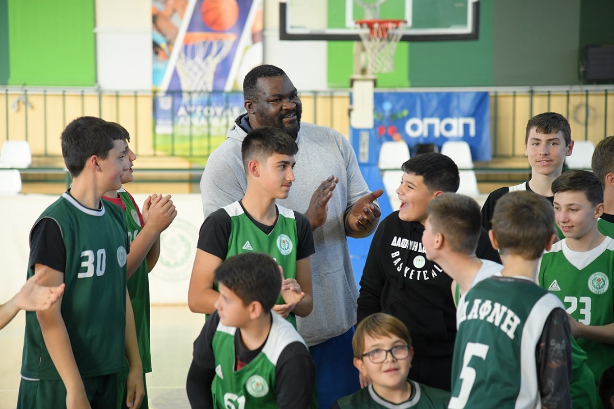 Ο ΟΠΑΠ γιόρτασε την Παγκόσμια Ημέρα Αθλητισμού με τον Σοφοκλή Σχορτσιανίτη και την παιδική ομάδα μπάσκετ της Αθλητικής Ακαδημίας ΟΠΑΠ της Δάφνης Δαφνίου