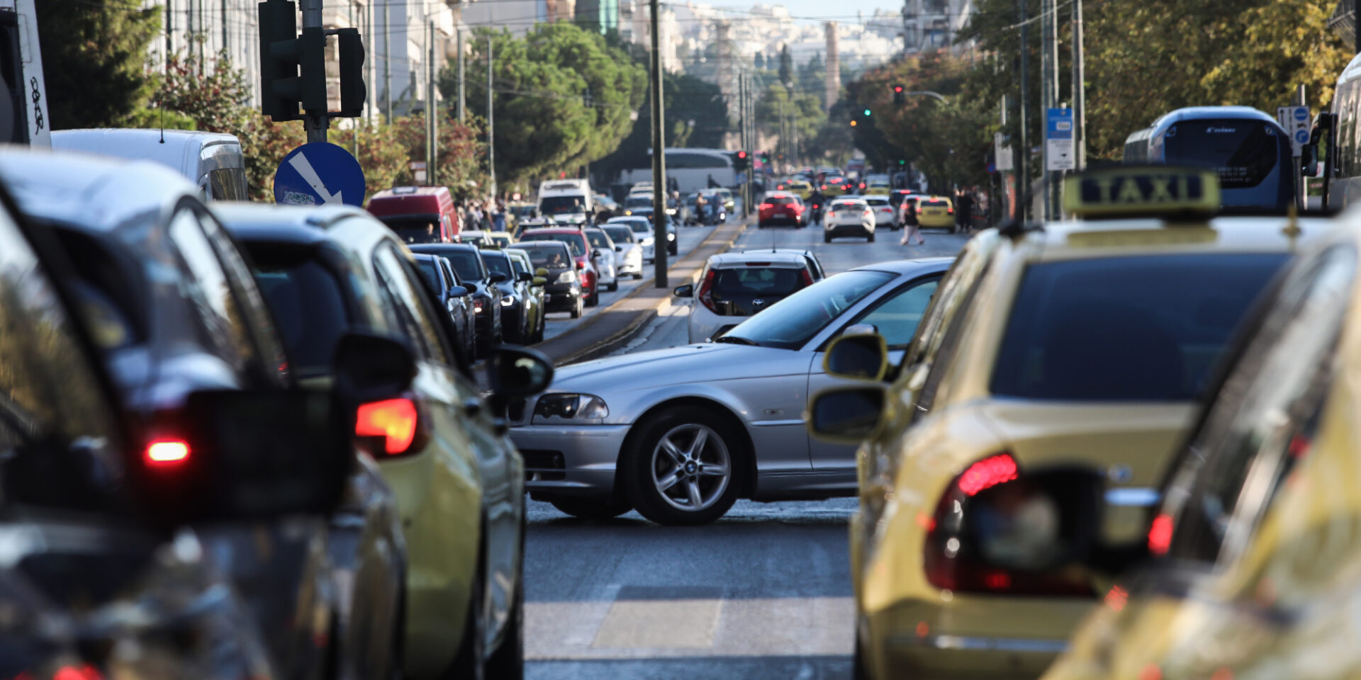 Αυτοκίνητα στο κέντρο της Αθήνας