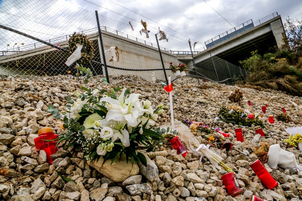 Λουλούδια στο σημείο της τραγωδίας στα Τέμπη