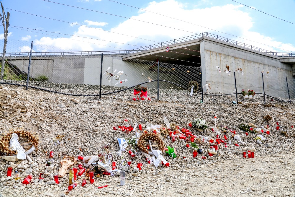 Λουλούδια στο σημείο της τραγωδίας στα Τέμπη