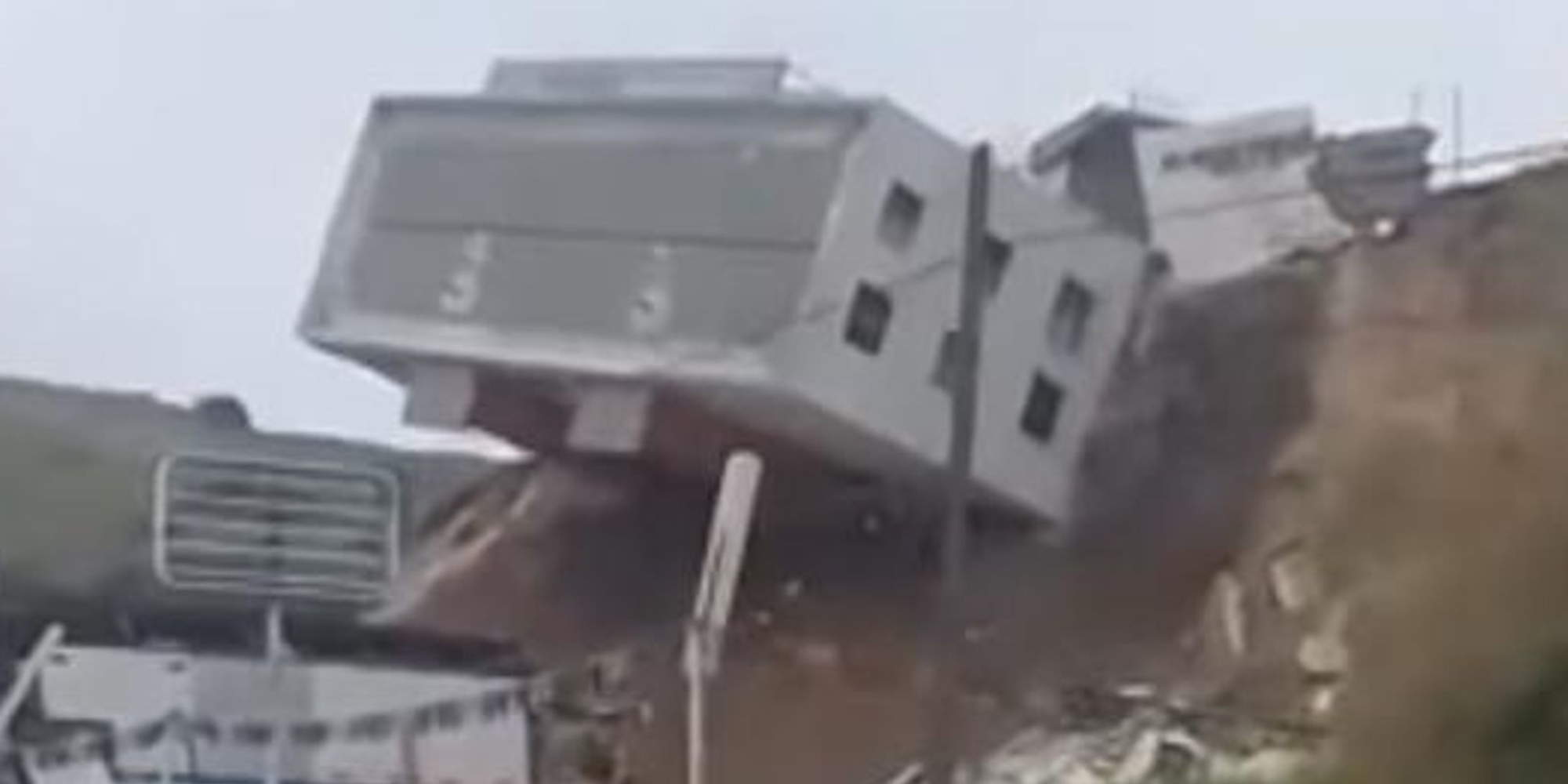 Ολόκληρο κτίριο πέφτει στο κενό σε χαρτόκουτα στην Τιχουάνα / Φωτογραφία: YouTube