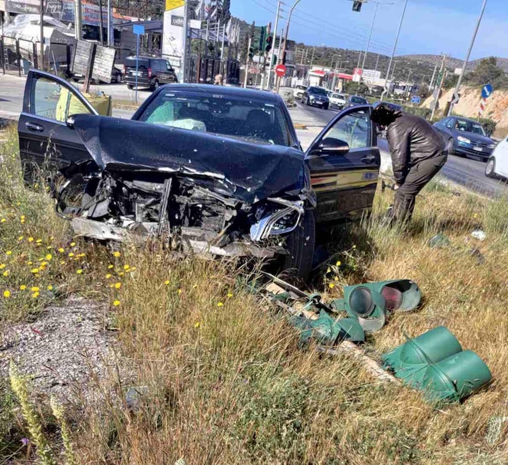 troxaio varis 16 4 23 - Σφοδρό τροχαίο στη Βάρης-Κορωπίου – Όχημα παραβίασε το κόκκινο, νεκρή μία 76χρονη (εικόνες)