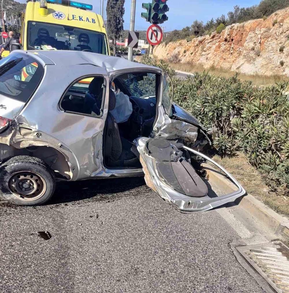 troxaio varis koropiou 16 4 23 - Σφοδρό τροχαίο στη Βάρης-Κορωπίου – Όχημα παραβίασε το κόκκινο, νεκρή μία 76χρονη (εικόνες)