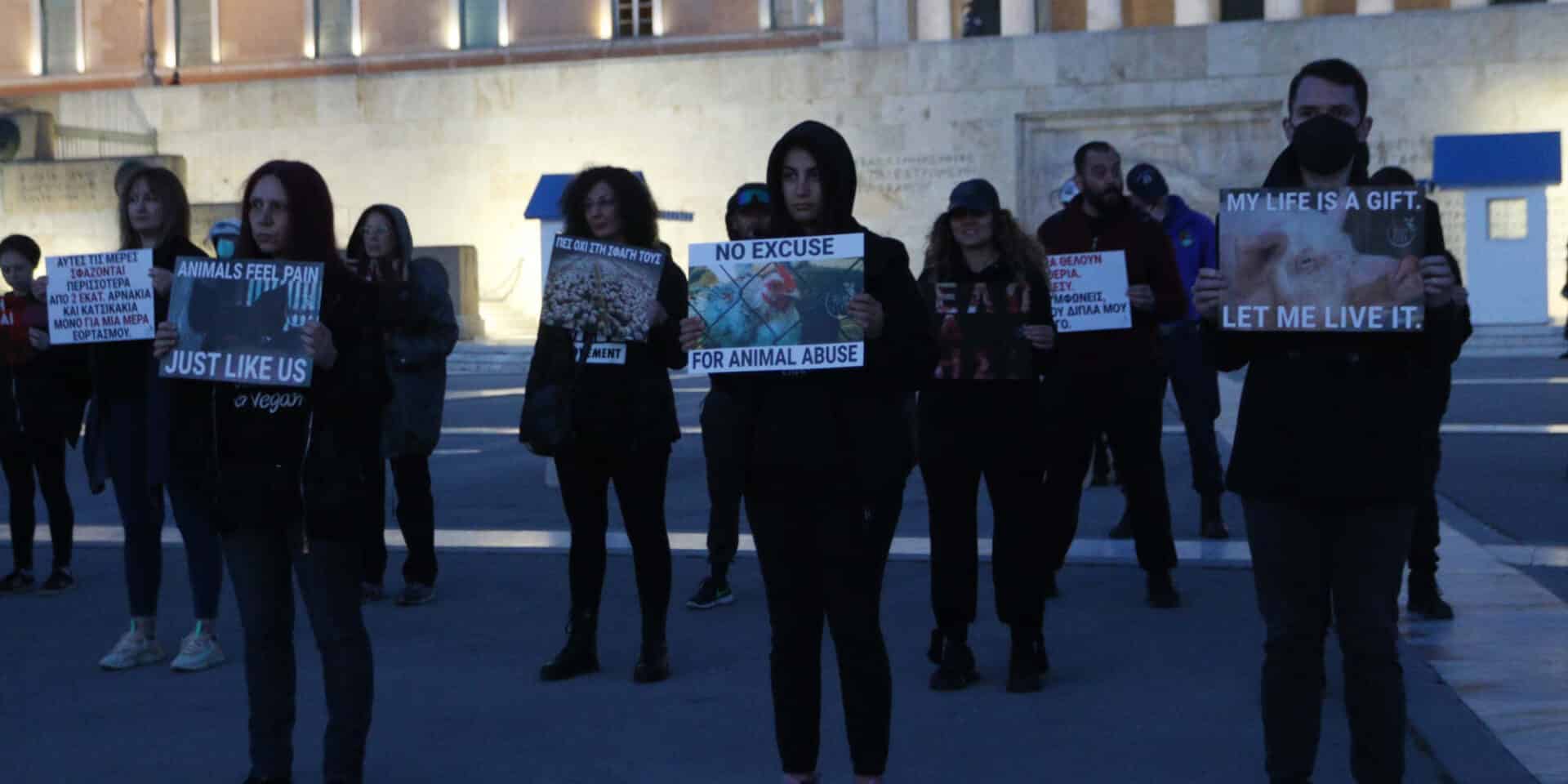 Vegan διαμαρτύρονται στο Σύνταγμα Μεγάλη Παρασκευή, ενάντια στη σφαγή ζώων / Φωτογραφία: Eurokiniss