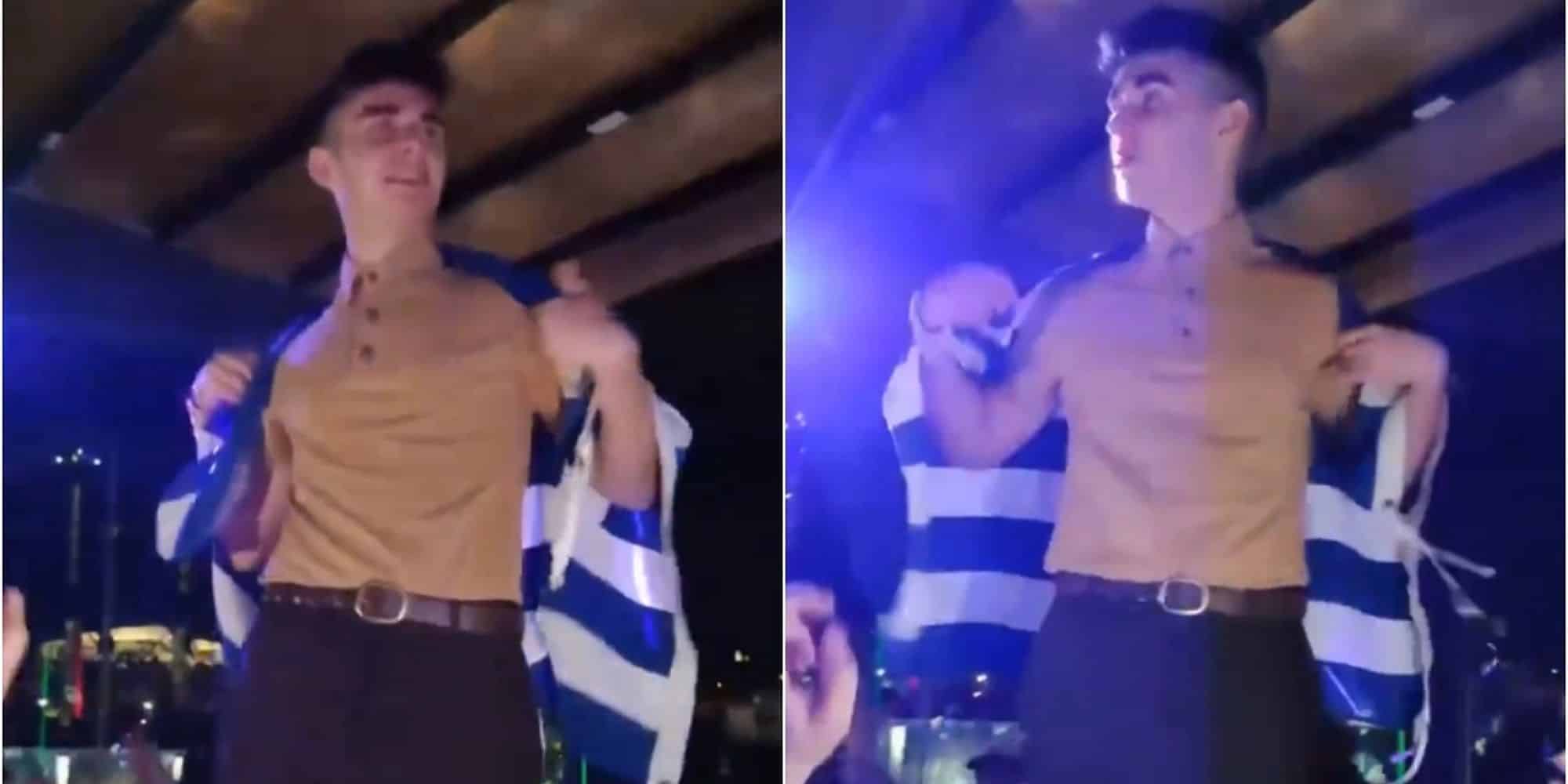 Ο Victor Vernicos χορεύει με την ελληνική σημαία