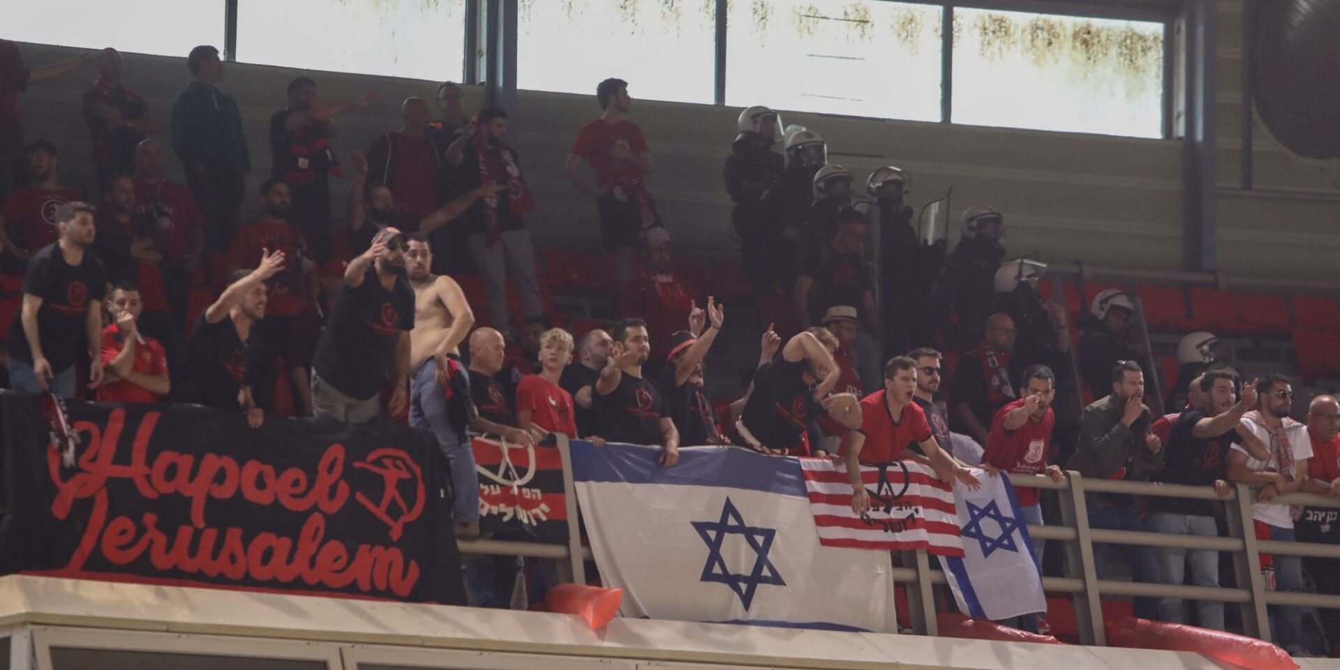 Οι οπαδοί της Χάποελ στο ματς με την ΑΕΚ