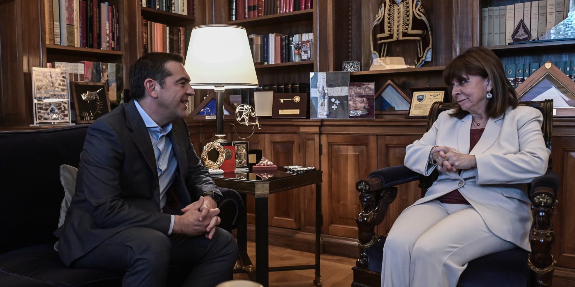 Ο Αλέξης Τσίπρας στην Κατερίνα Σακελλαροπούλου