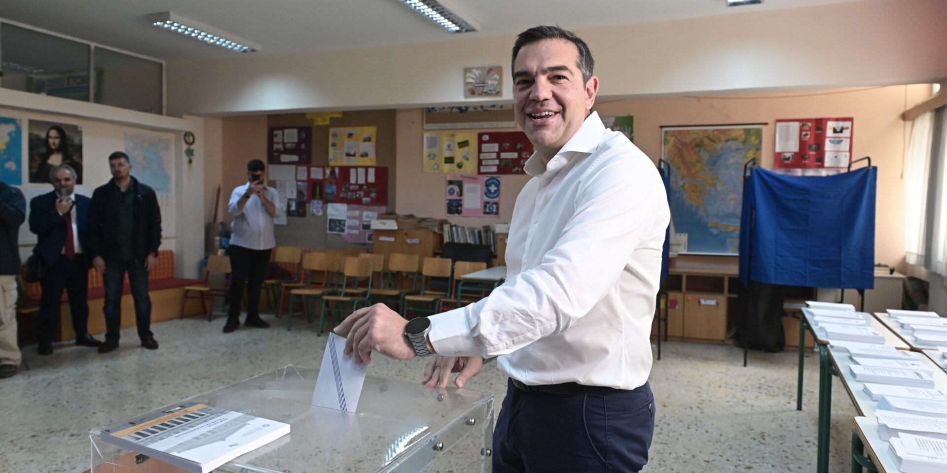 O Αλέξης Τσίπρας με το ψηφοδέλτιο