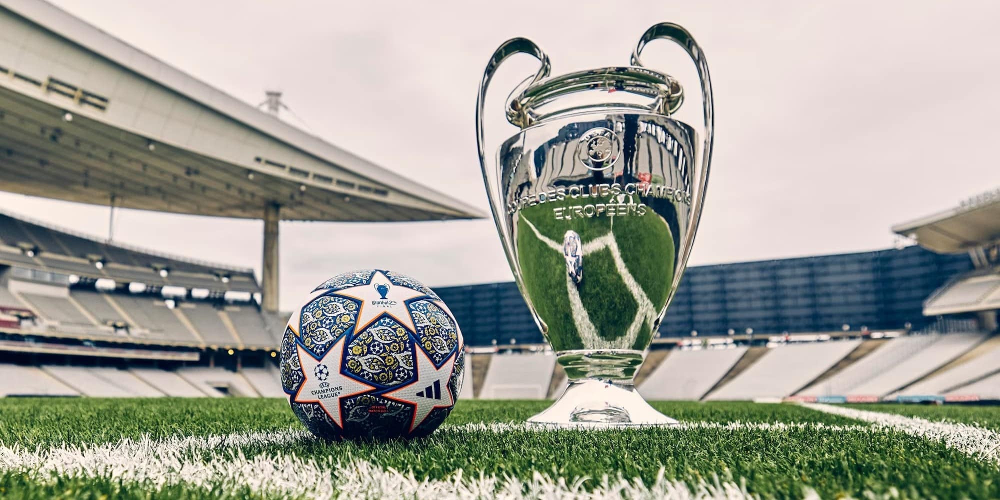 Η μπάλα και το κύπελλο του Champions League