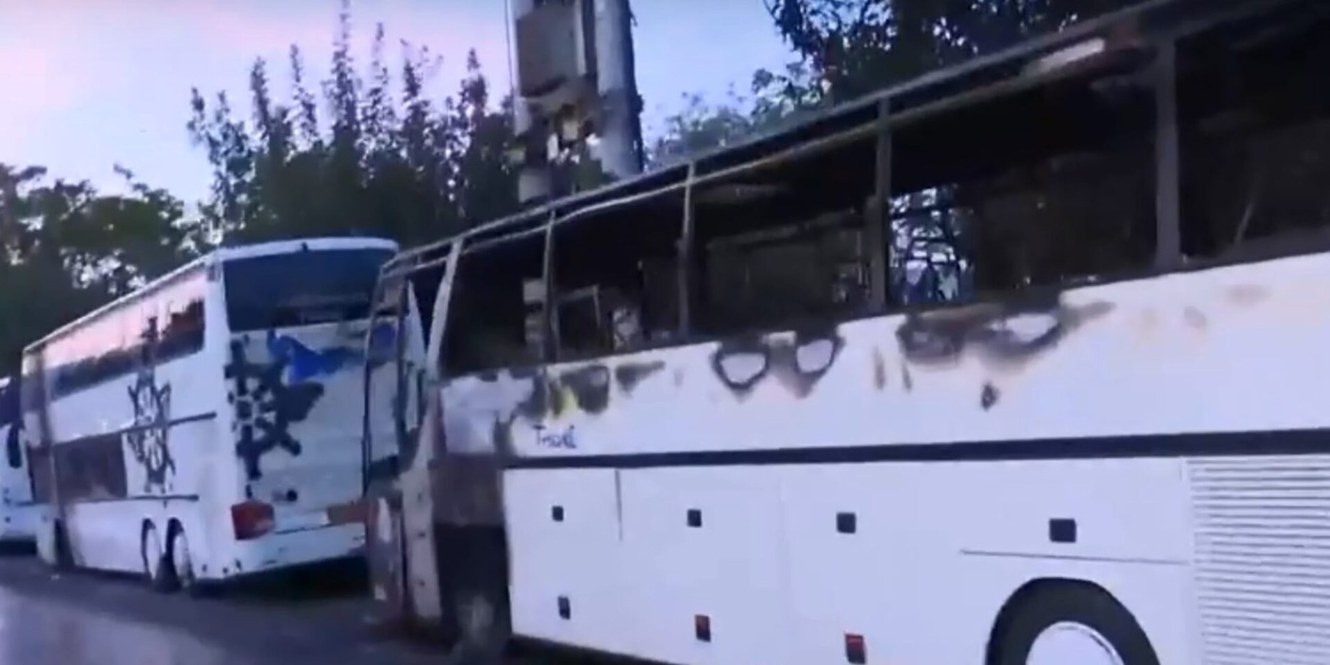 Εικόνα από τα επεισόδια και τα καμένα λεωφορεία