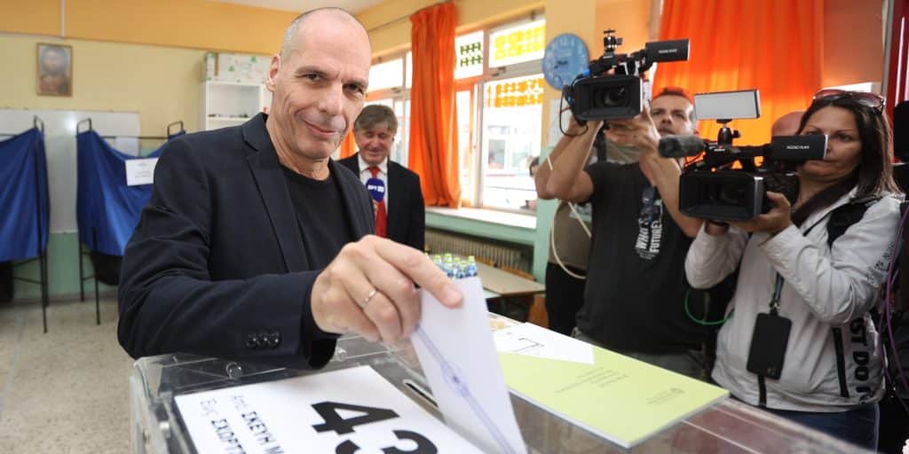 Ο Γιάνης Βαρουφάκης με το ψηφοδέλτιο