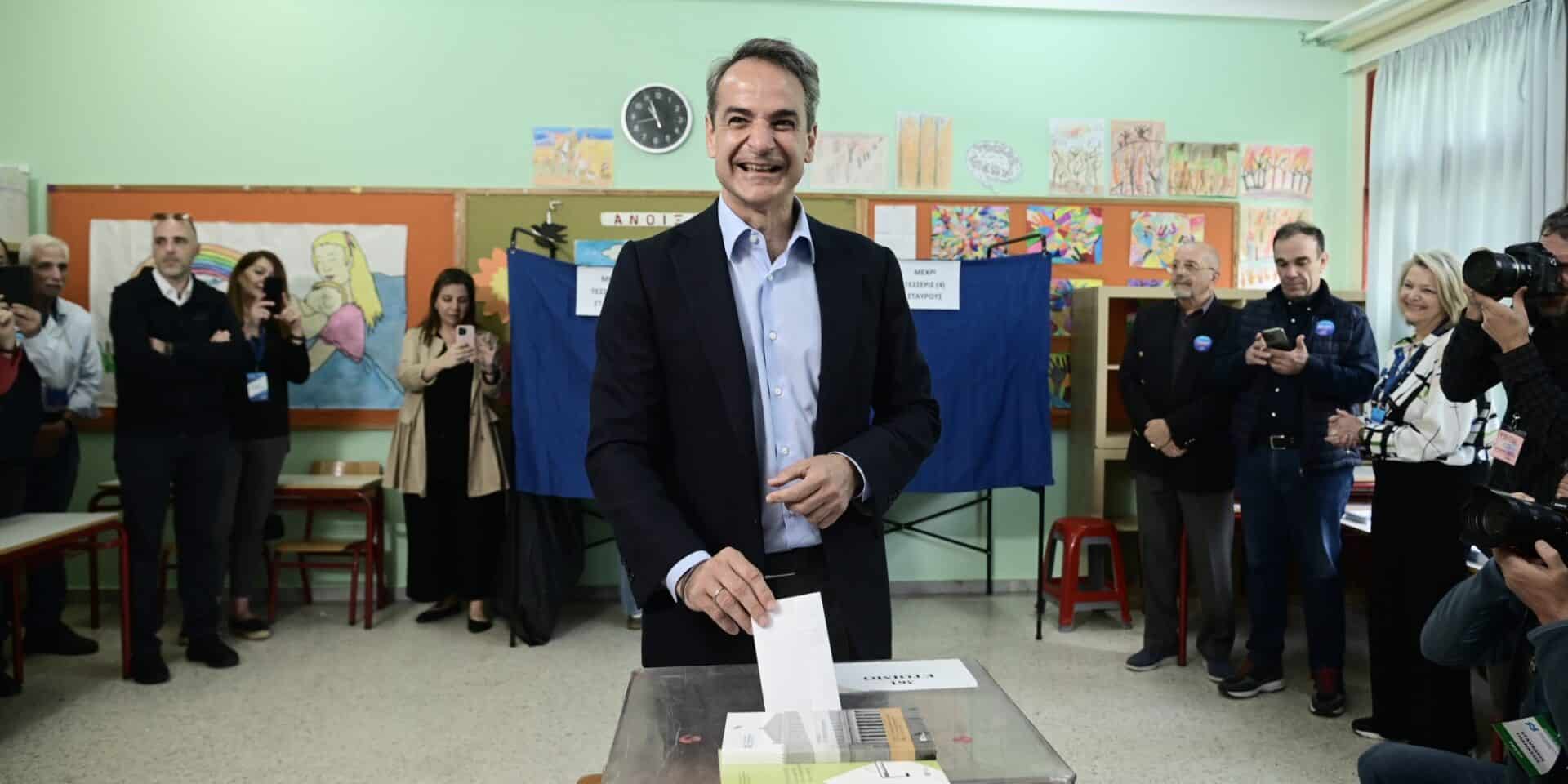 Ο Κυριάκος Μητσοτάκης με το ψηφοδέλτιο