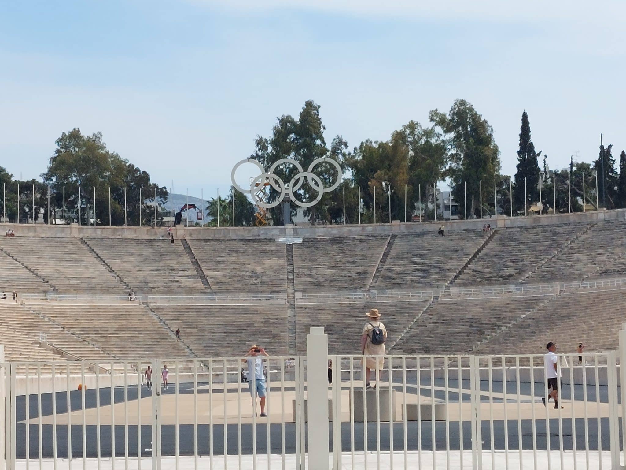 Panathenaic 2 scaled - Οι Ολυμπιακοί Κύκλοι τοποθετήθηκαν ξανά στο Παναθηναϊκό Στάδιο (εικόνα)