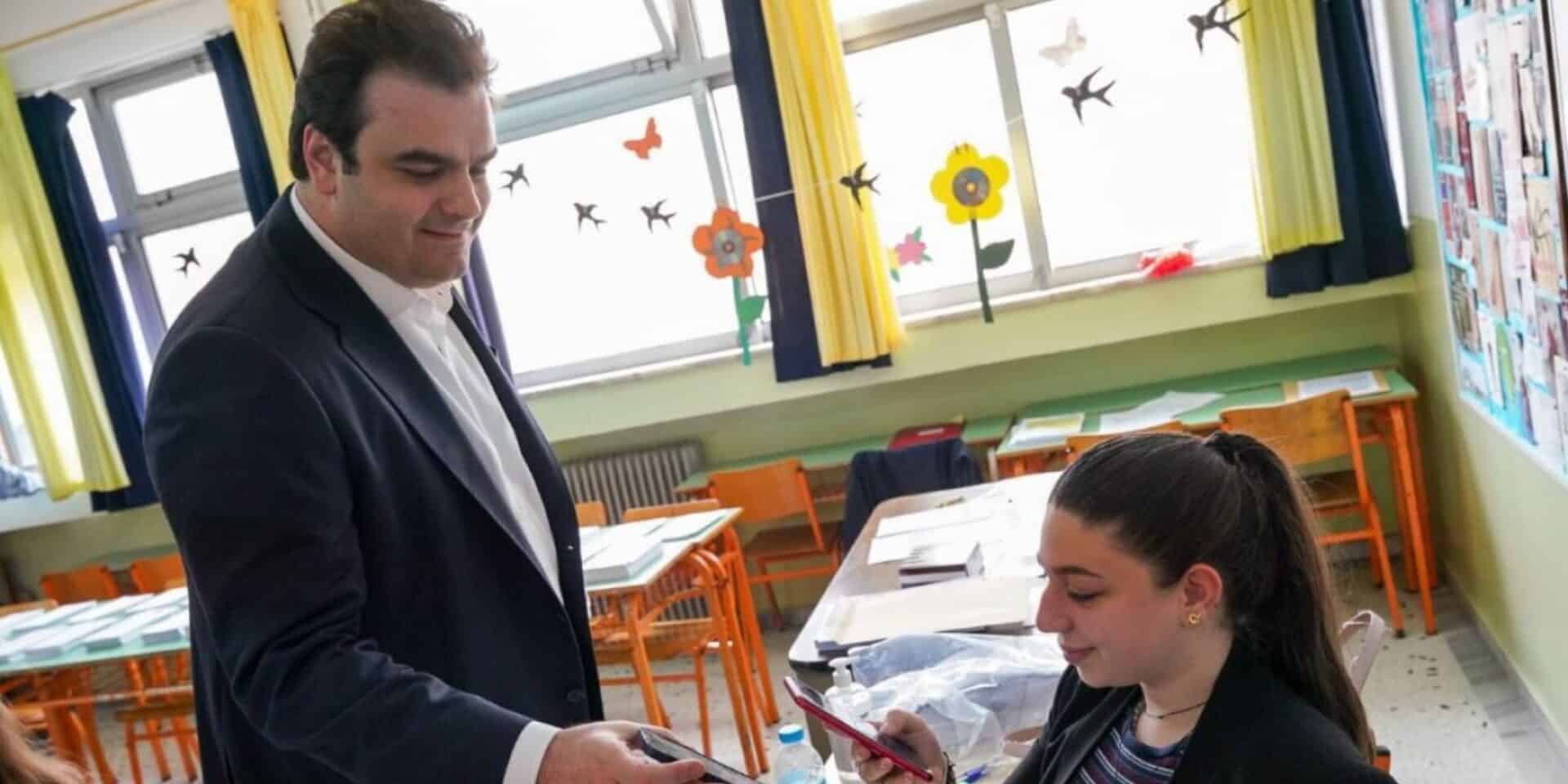 Ο Κυριάκος Πιερρακάκης στο εκλογικό κέντρο