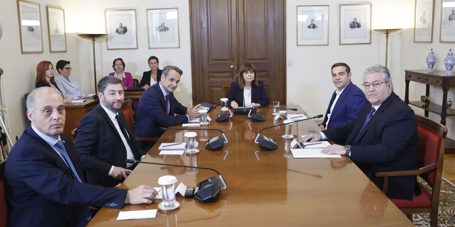 Στο Προεδρικό Μέγαρο οι πολιτικοί αρχηγοί