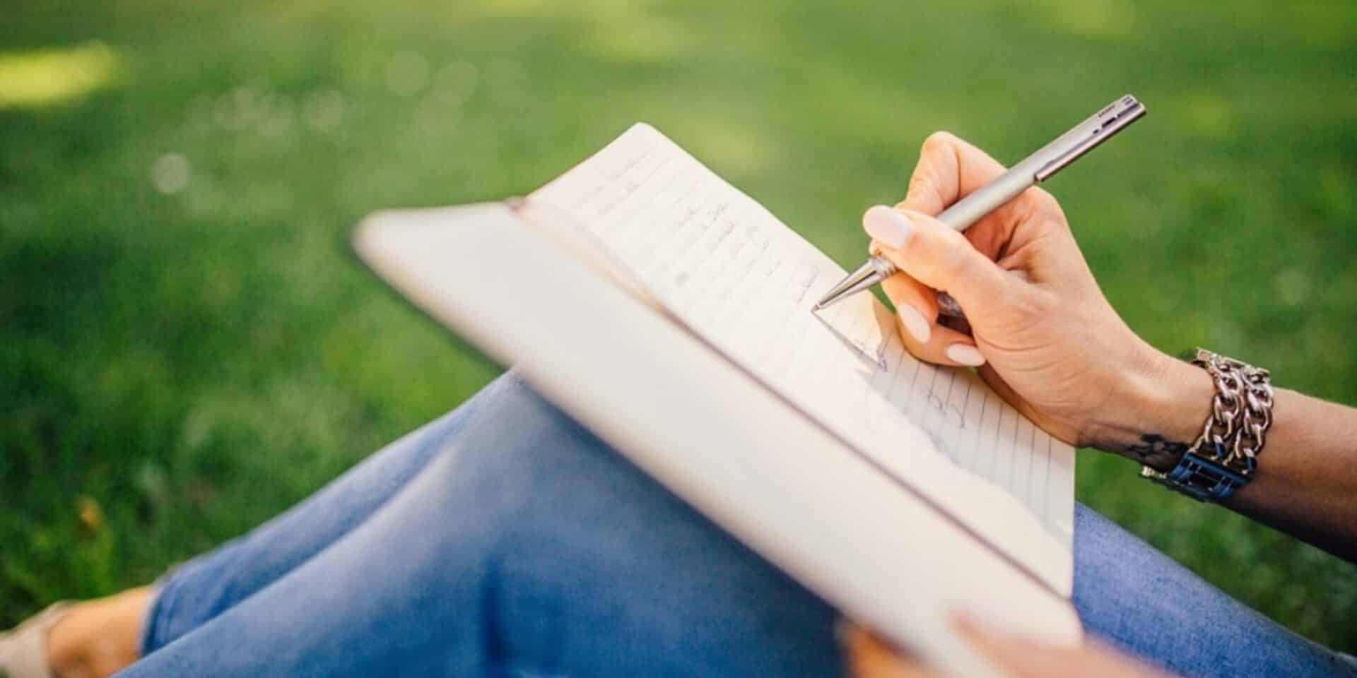 Γυναίκα γράφει σε τετράδιο