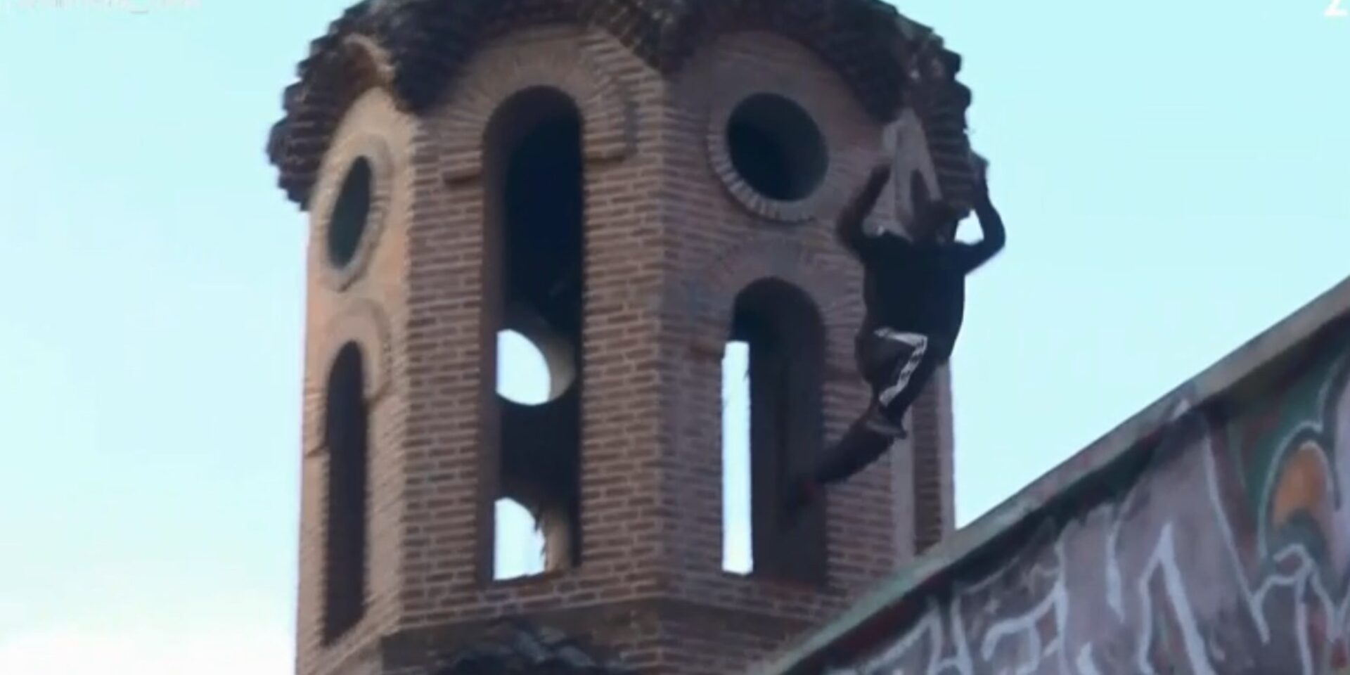 Ένας από τους δράστες πηδάει σε ταράτσα