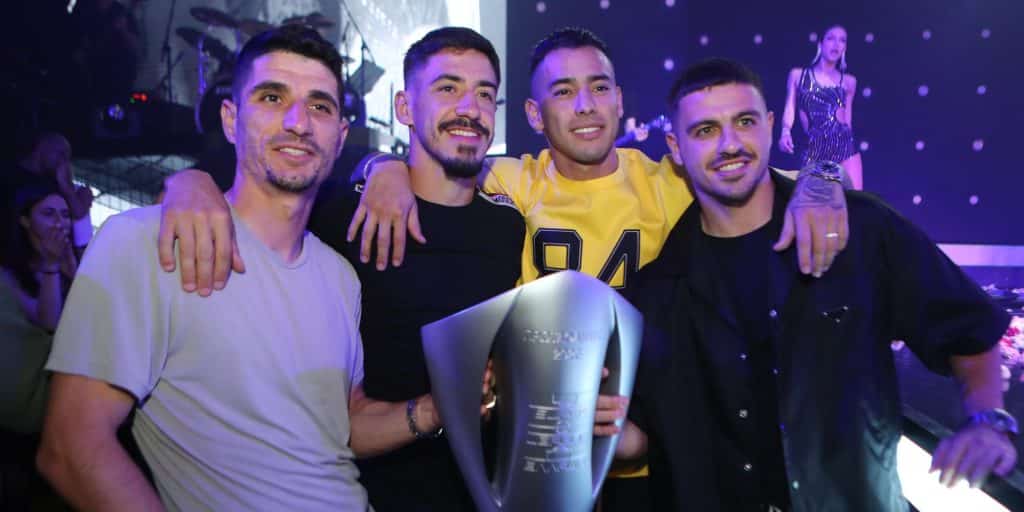 aek bouzoukia 15 5 23 - AEK: Το πάρτι των πρωταθλητών σε Ρουβά και Αργυρό - Ανέβηκε στην πίστα και αποθεώθηκε ο Αλμέιδα (εικόνες & βίντεο)