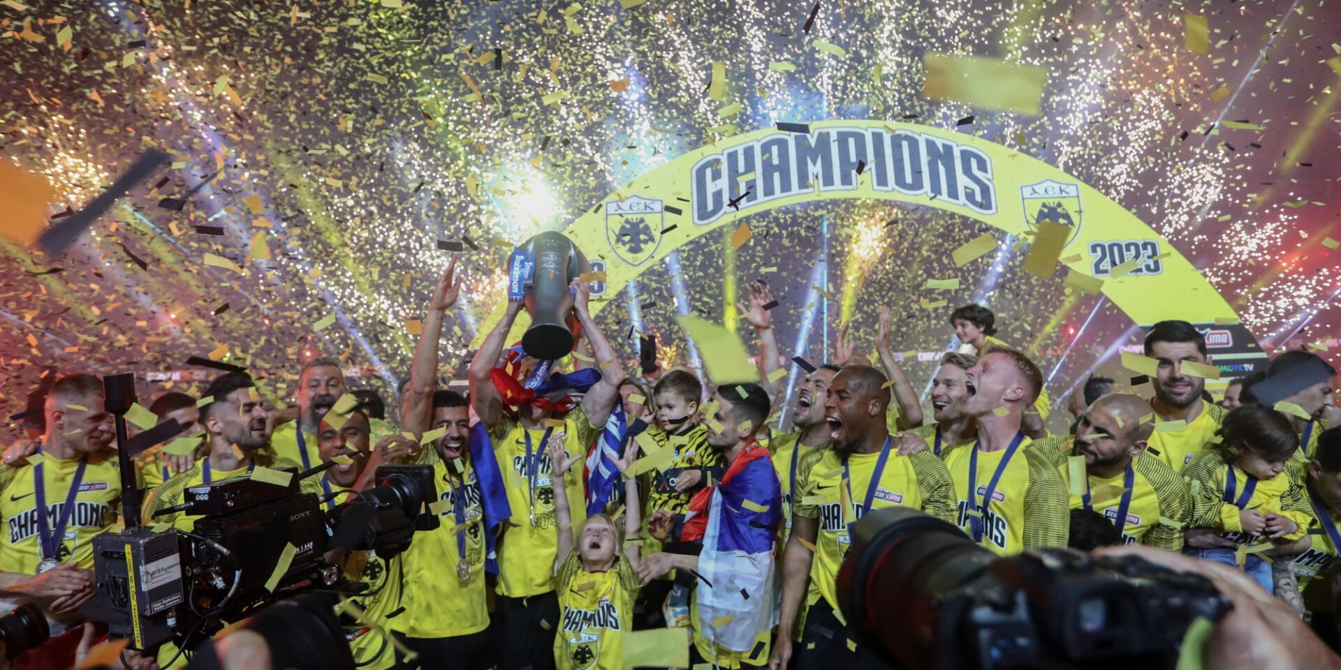 Οι παίκτες της ΑΕΚ σηκώνουν την κούπα της Super League