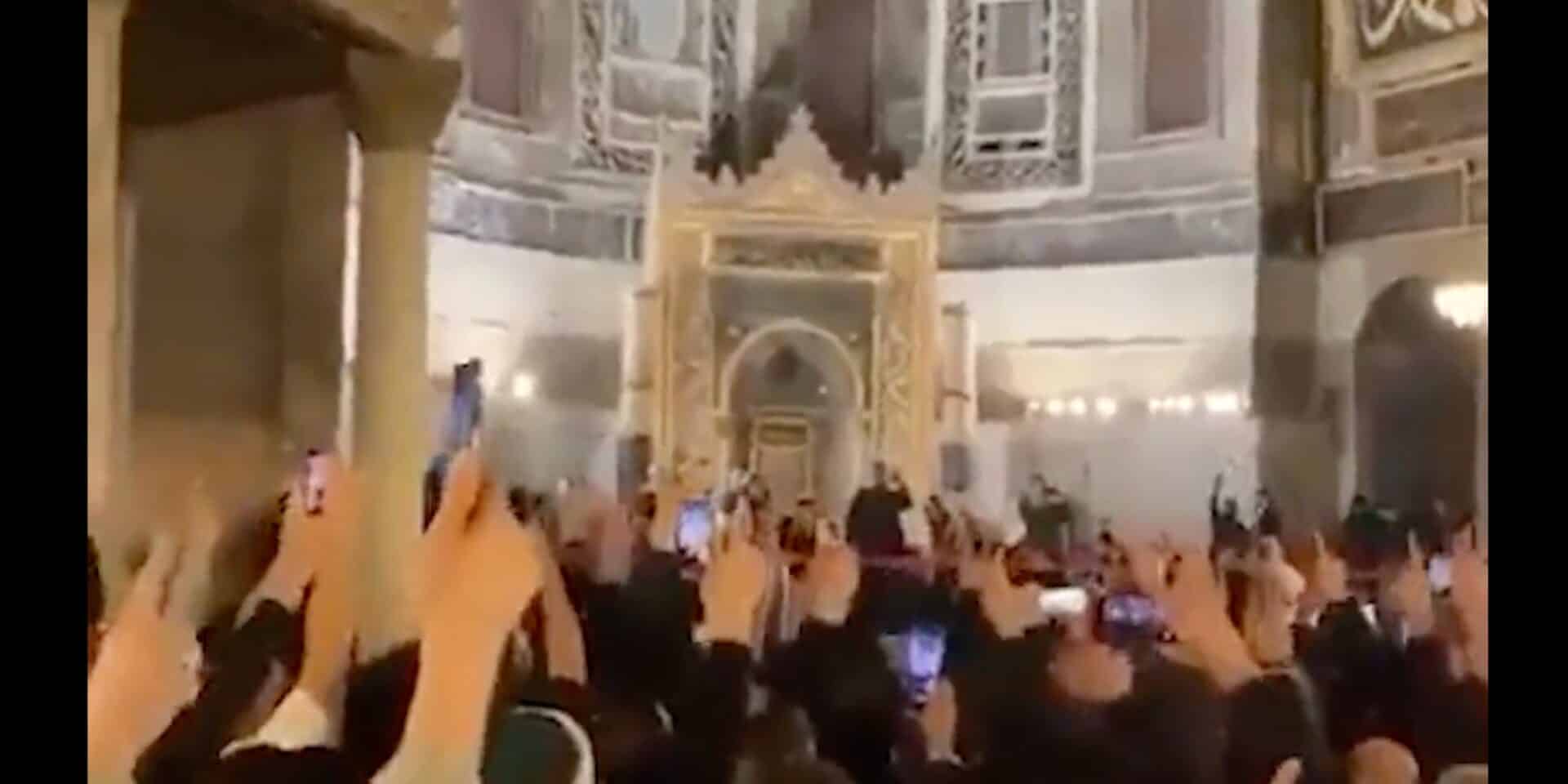 Υποστηρικτές του Ερντογάν πανηγυρίζουν μέσα στην Αγία Σοφία